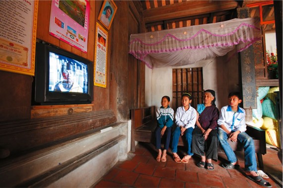隣室との間仕切りに穴を開け、テレビを設置している 隣室との間仕切りに穴を開け、テレビを設置している