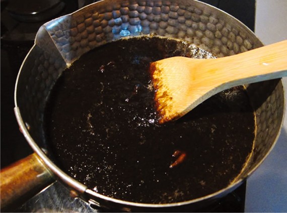 煮詰める時は、醤油を焦がすと苦くなるので、火加減には特に注意すること