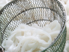 フォーの生麺。サッと熱湯で温める
